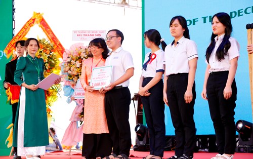 Học bổng khuyến học Hoa Anh Đào cho học sinh THPT tại Tây Nguyên